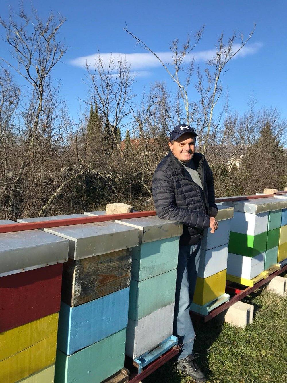 Ilija Lasić, pčelar, kraj svojih košnica u Uzarićima